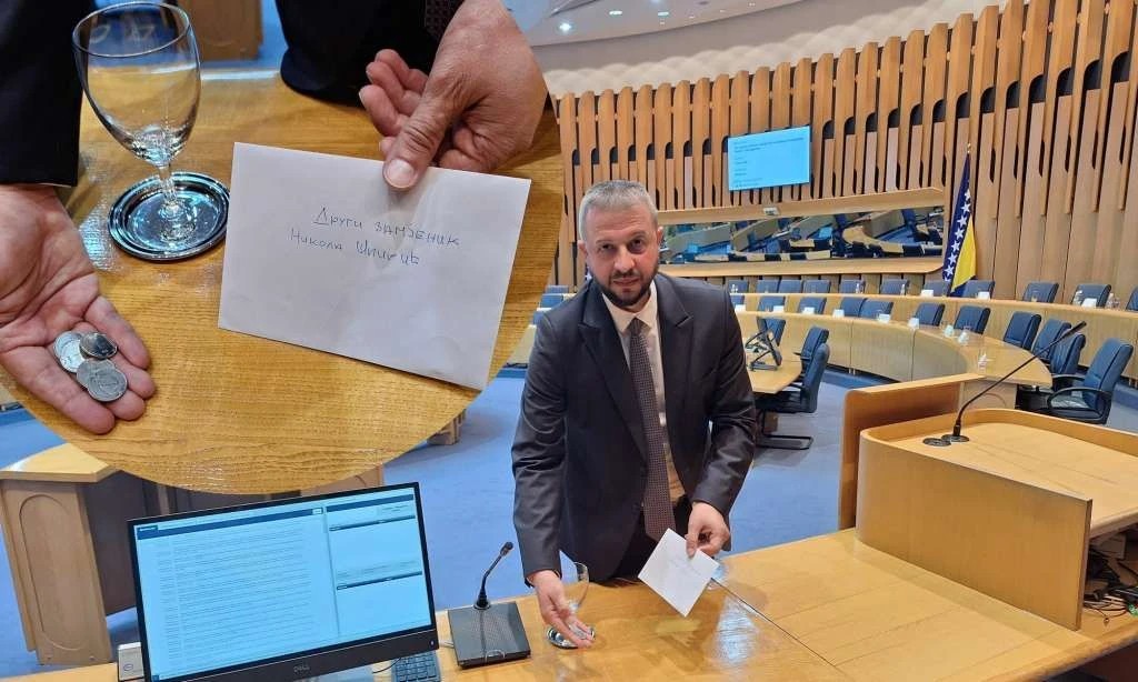 Politička scena uz sitan “račun”: 5 KM na stolu i poruka Špiriću