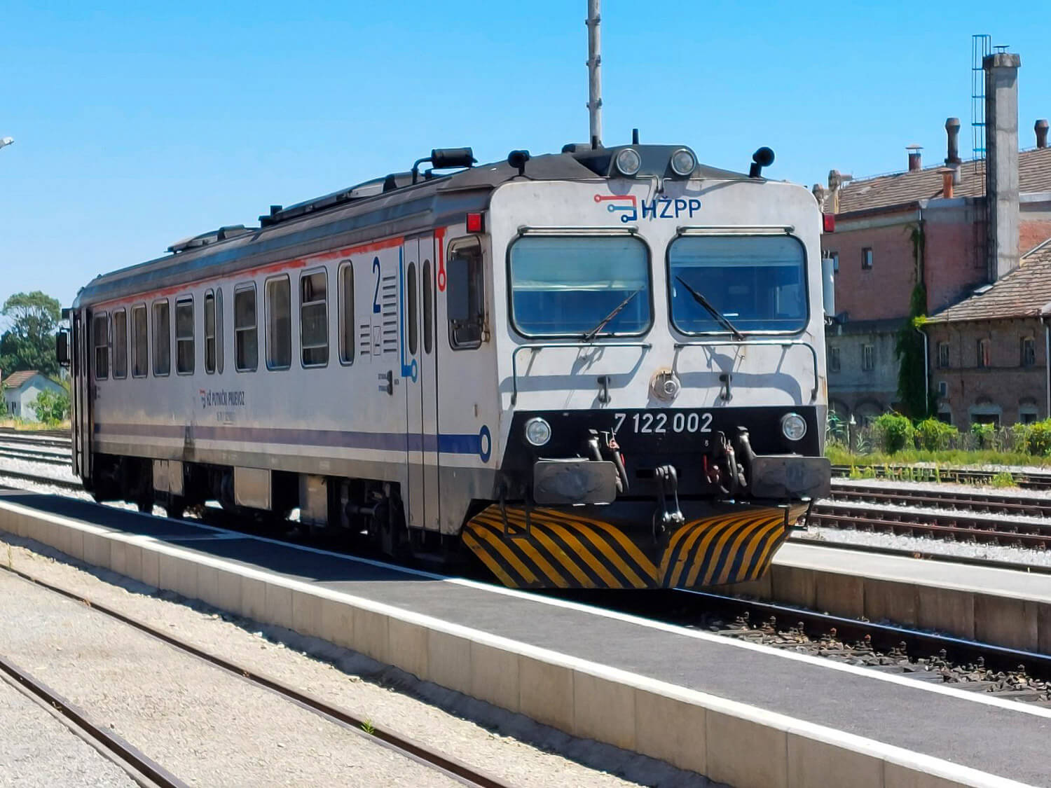 Vlak kod Bjelovara naletio na drvo i iskliznuo s tračnica, njime putovalo 40-ak ljudi