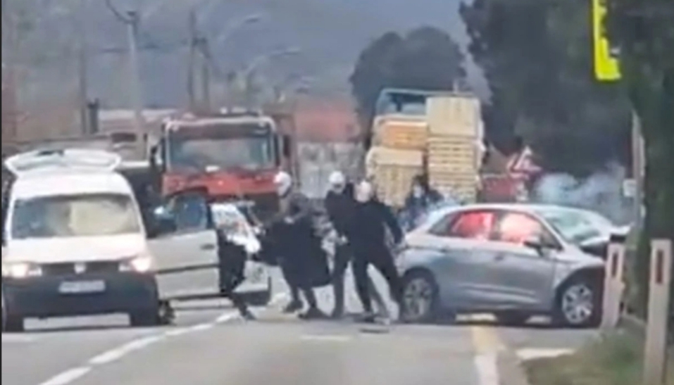 Divljaštvo na M-17: Maskirani napadači palicama demolirali auto i nasrnuli na vozača