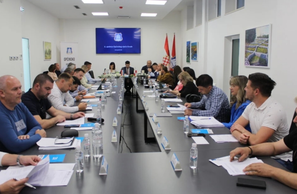 Tenzije eskalirale u Grudama: HRS tvrdi da je vijećnik HDZ-a fizički nasrnuo