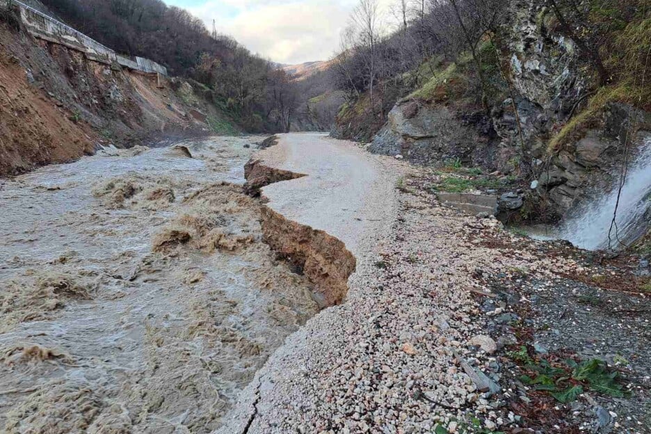 Kritično na području Konjica: Voda odnijela put, potporni zid nikada nije izrađen