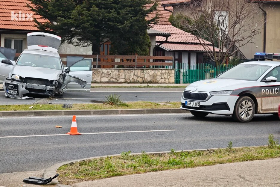 Vozač na glavnoj magistralnoj cesti u Zenici izbio banderu