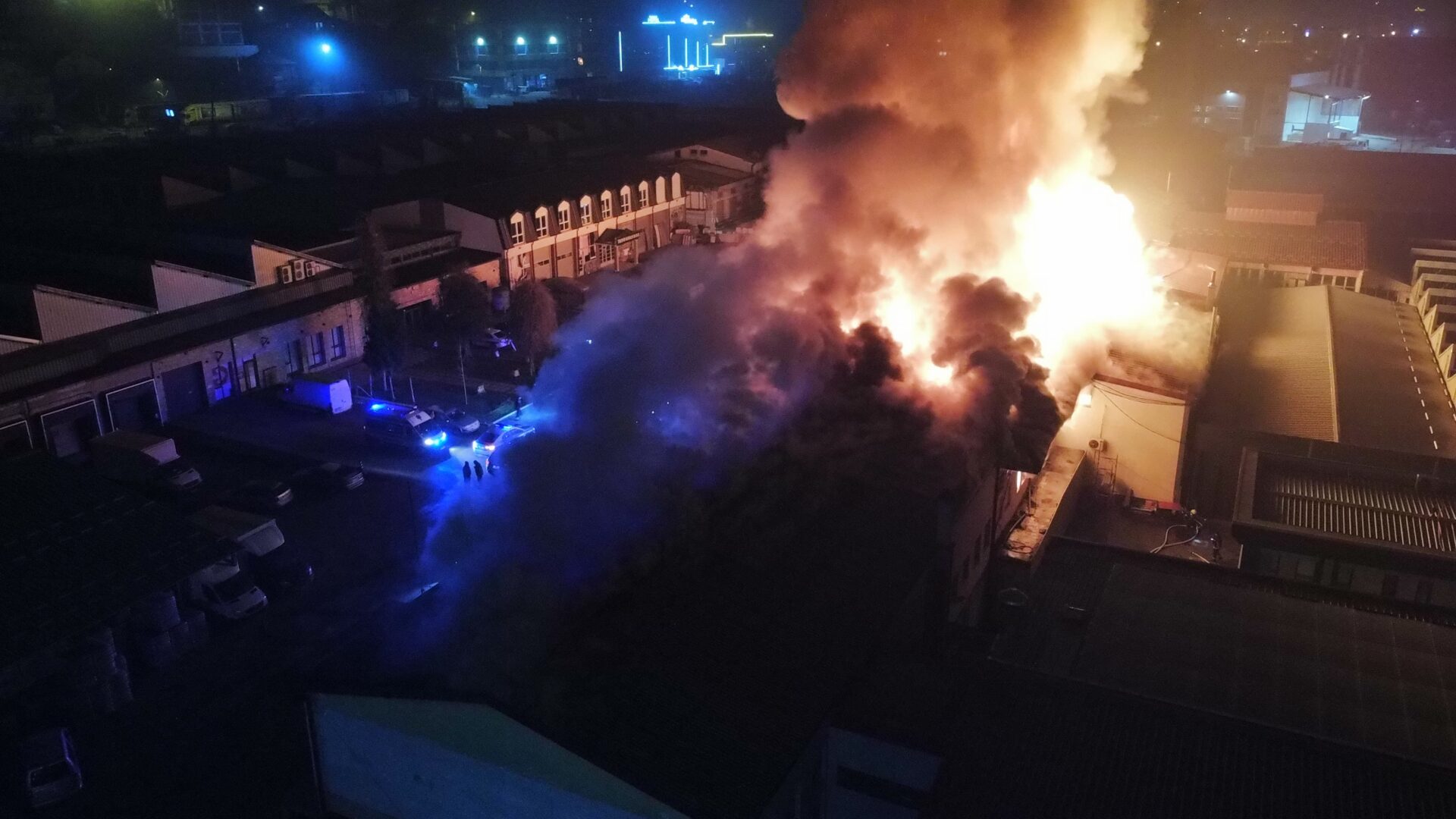 Nezapamćen požar u Novom Pazaru, vatrogasci iz cijelog Sandžaka s njim se bore cijelu noć