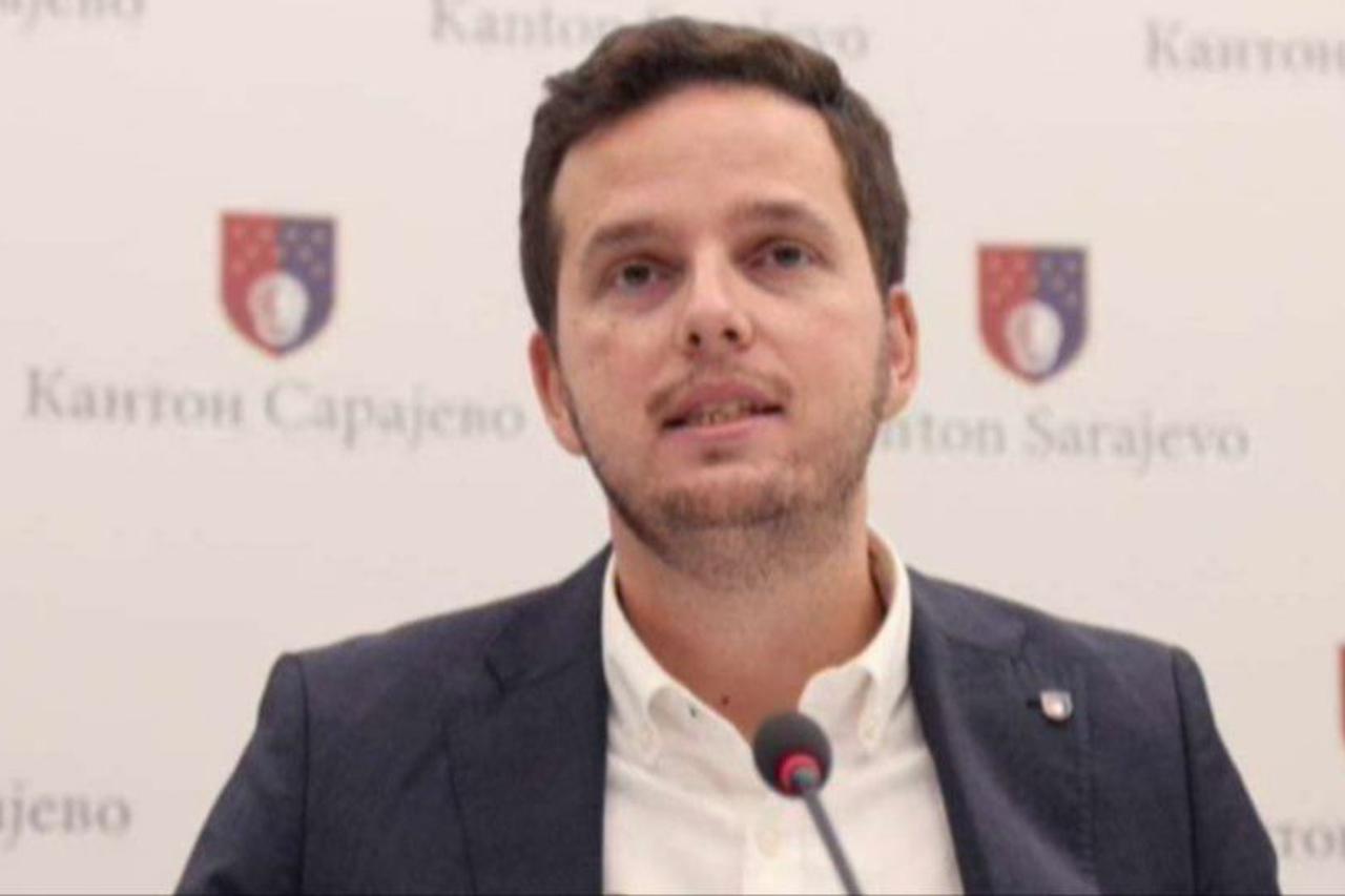 Premijer Sarajevske županije Nihad Uk (Naša stranka) službeno je objavio da podnosi ostavku.
