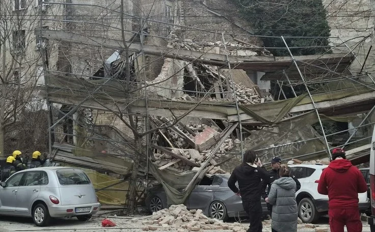 Još jedno urušavanje u Srbiji, ljudi i automobili pod ruševinama skele