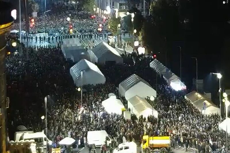 MUP Srbije tvrdi: prisutno je 47 500 Vučićevih i 2 500 pristalica Dijane Hrke