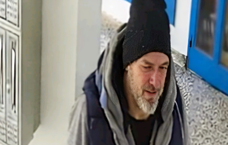 Panika u Beogradu: muškarac koji je izbo baku pred unukom i dalje u bijegu