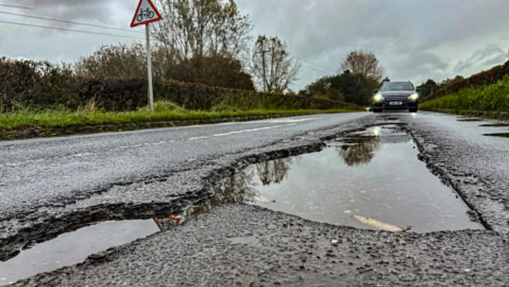 Oštećenje auta zbog rupe ili ležećeg policajca: Kako naplatiti štetu?