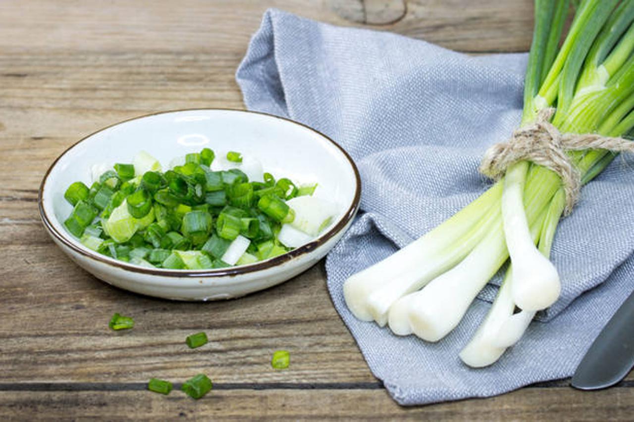 Zašto je mladi luk potrebno uvrstiti u prehranu?