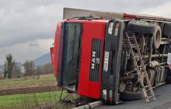 Prometna nesreća kod Doboja, prevrnuo se kamion u kružnom toku