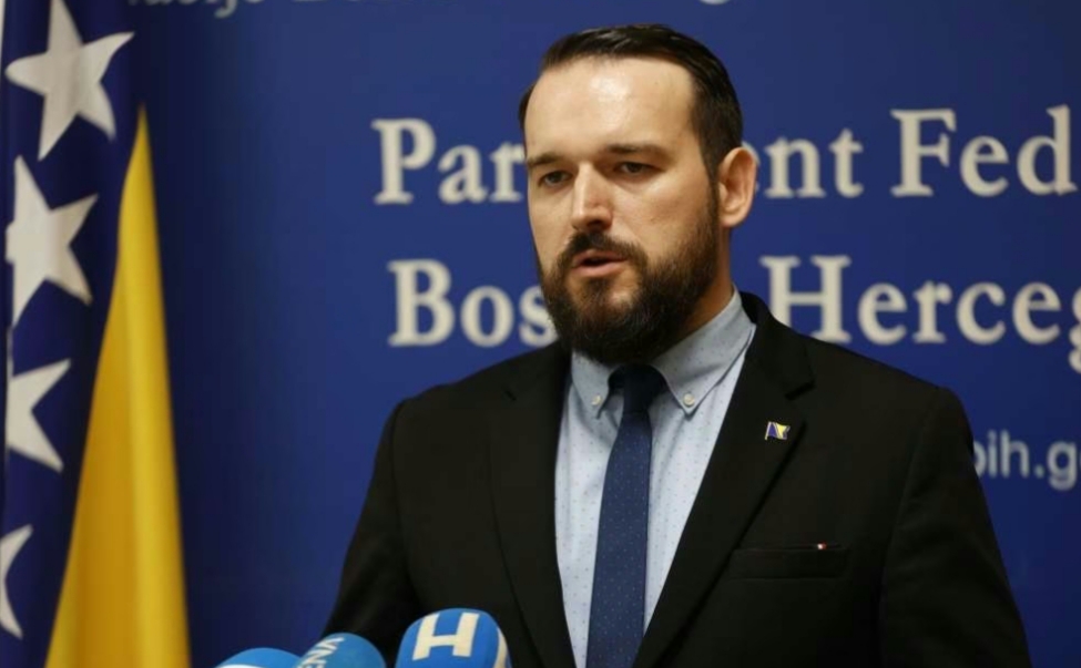 Odlazak u paketu: Čavalić i veliki broj članova napustili SBiH