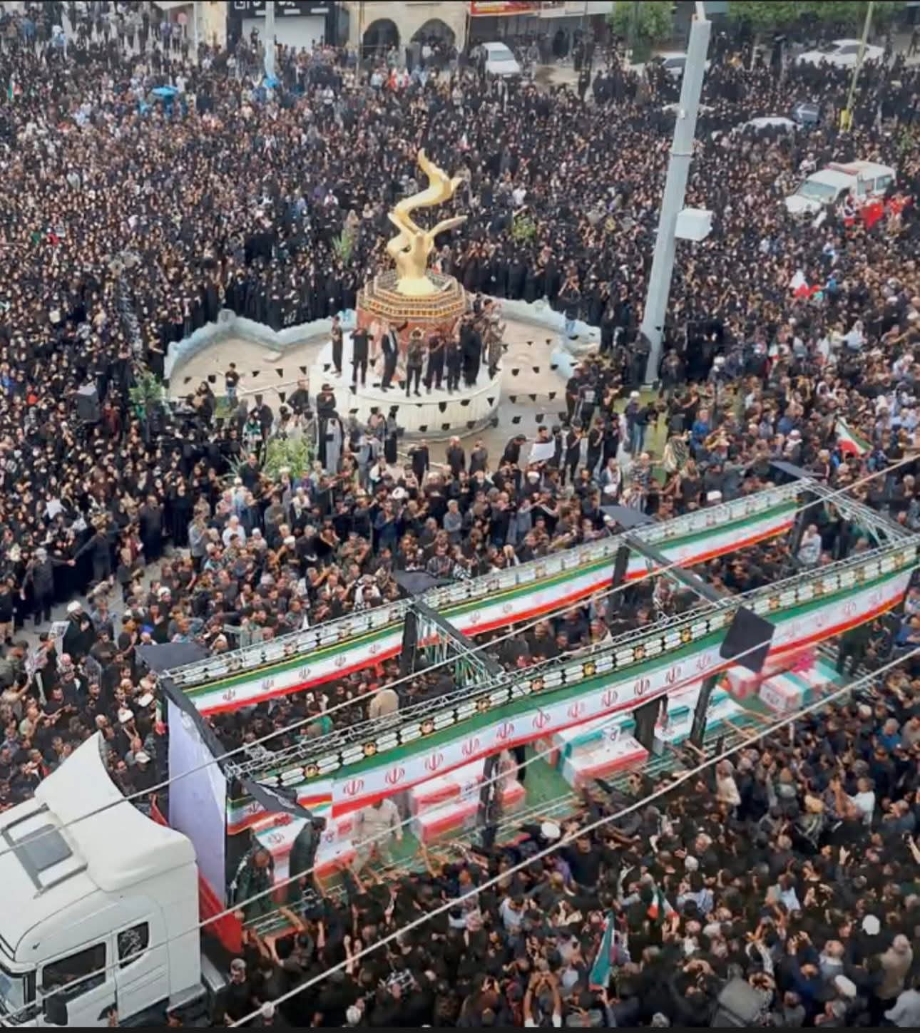 Tisuće na sahrani 167 djevojčica ubijenih u zračnom udaru u Minabu