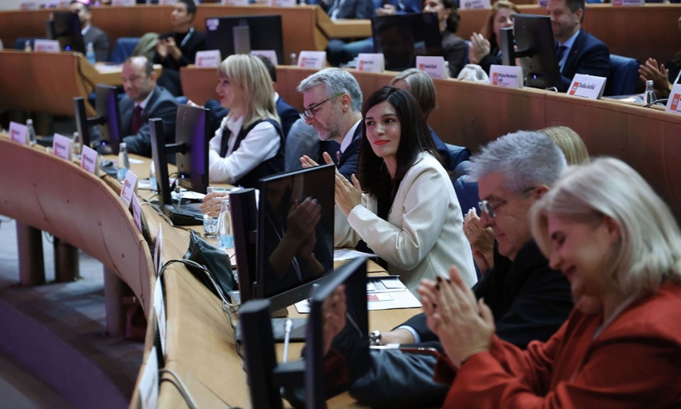 Sabina Ćudić (Naša stranka) “prijeti” Americi