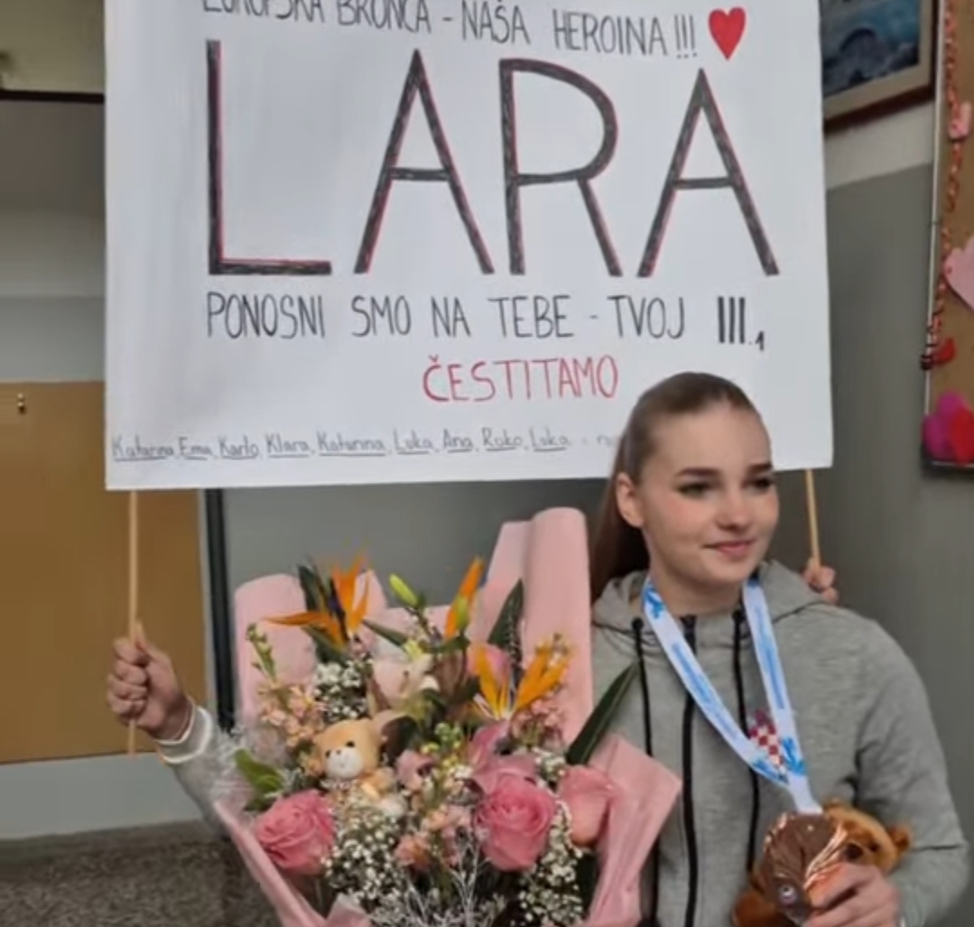 Lari Jurčević prijatelji i profesori u školi, pripremili doček