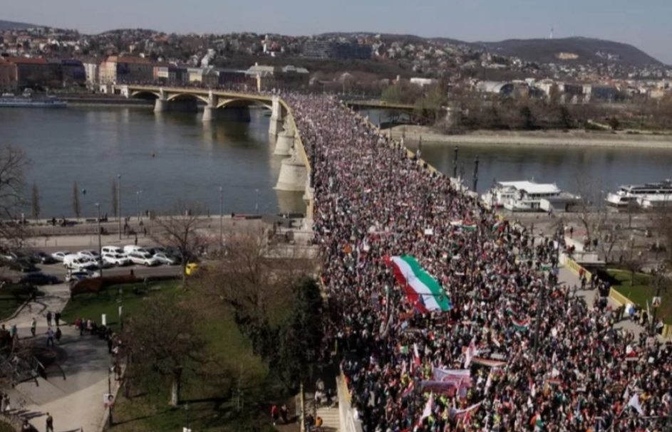 Budimpešta na nogama: Orbán i njegov glavni rival izveli tisuće ljudi na ulice uoči izbora