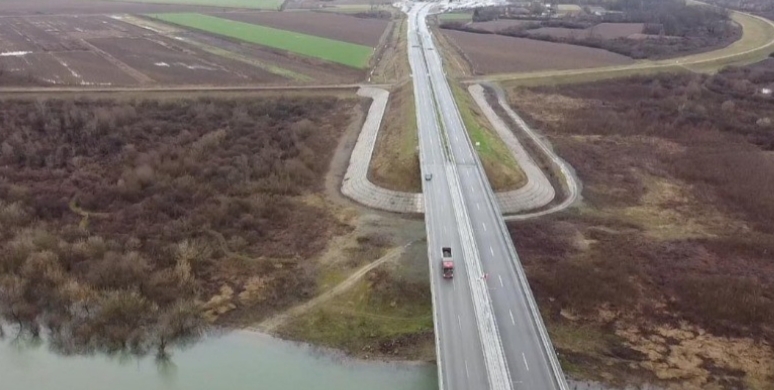 Kad beton dobije ideologiju: kako smo počeli čitati politiku u linijama nasipa