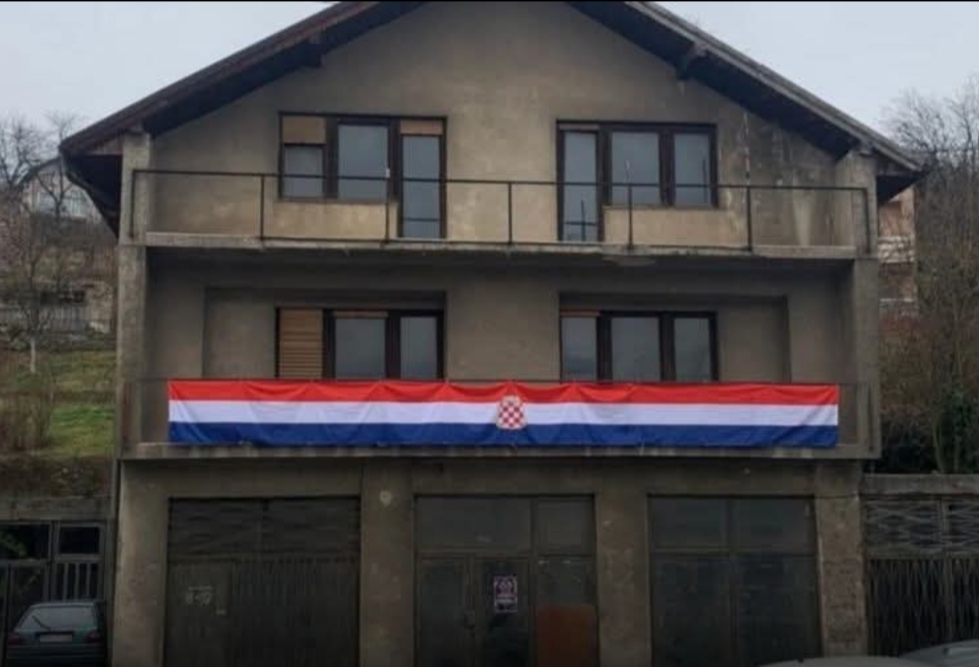 Napad na simbol i privatnu imovinu: Zastava HB nasilno uklonjena u Kiseljaku