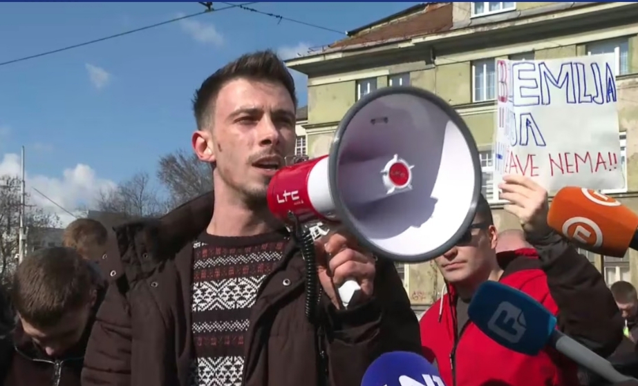 Mladi na protestima u Sarajevu prozvali političare, posebno Sebiju Izetbegović