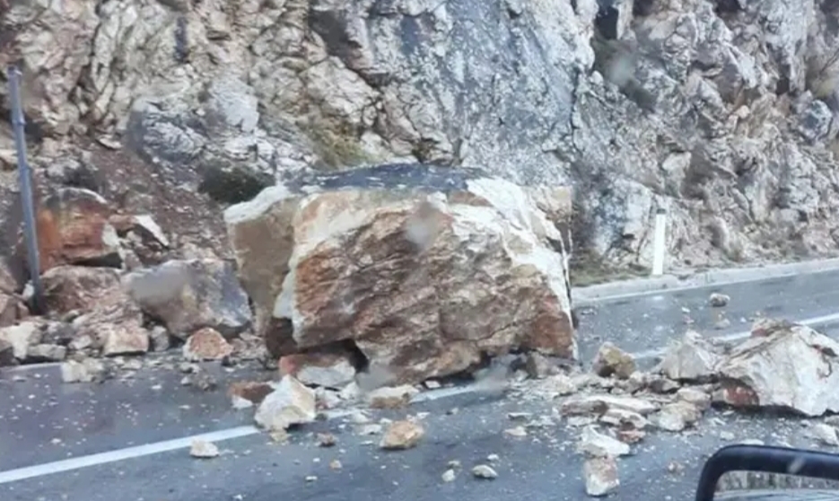 Zbog odrona i skliski kolnika,otežan promet u dijelovima BiH