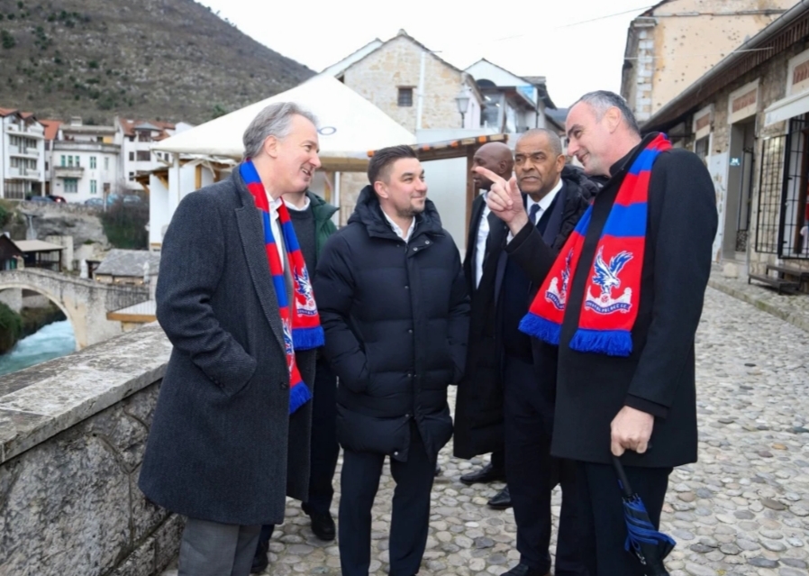 Kad političari nose tuđe boje, šal je više od modnog detalja