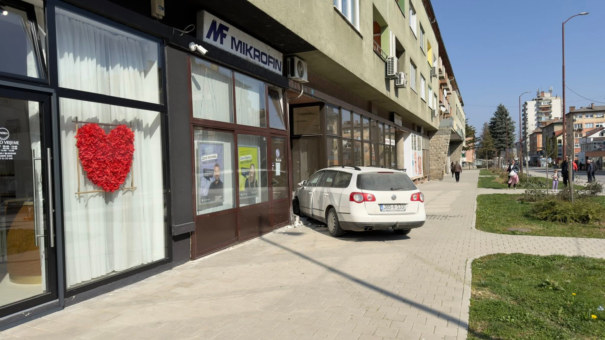 Automobil završio u izlogu u centru Novog Travnika