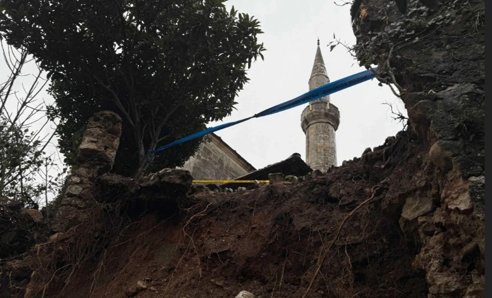 Klizište u dvorištu džamije uz Neretvu