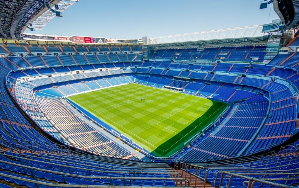 Skandal na Bernabéuu: UEFA kaznila Real zbog poteza navijača