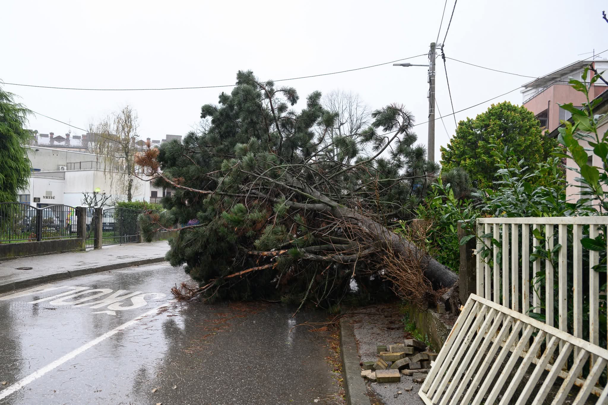 Video: U Zagrebu olujni vjetrovi i do 120km/h