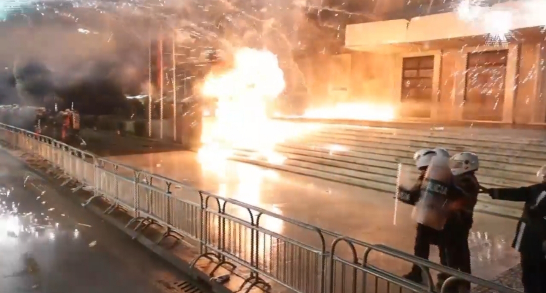 Demonstranti u Tirani pokušali zapaliti ured premijera u sklopu antivladinih prosvjeda