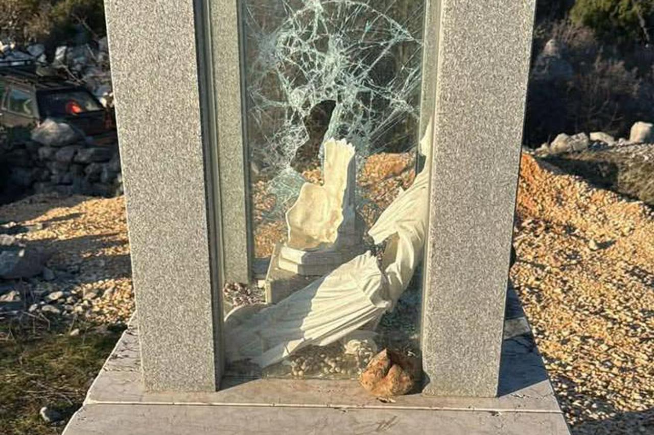 Kod Čapljine uništen kip Blažene Djevice Marije
