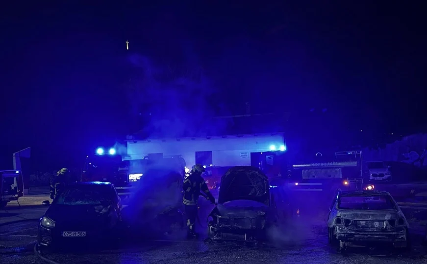 Požar u Mostaru: više automobila gorjelo u dvorištu škole