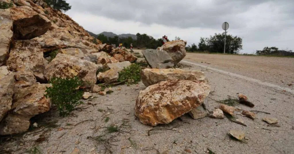 Oprez! Zbog većeg odrona zatvorena dionica na magistralnom putu M-17