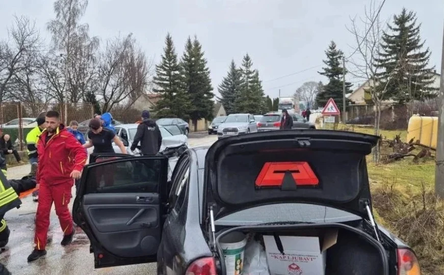 U sudaru dva automobila i kamiona povrijeđeno šest osoba