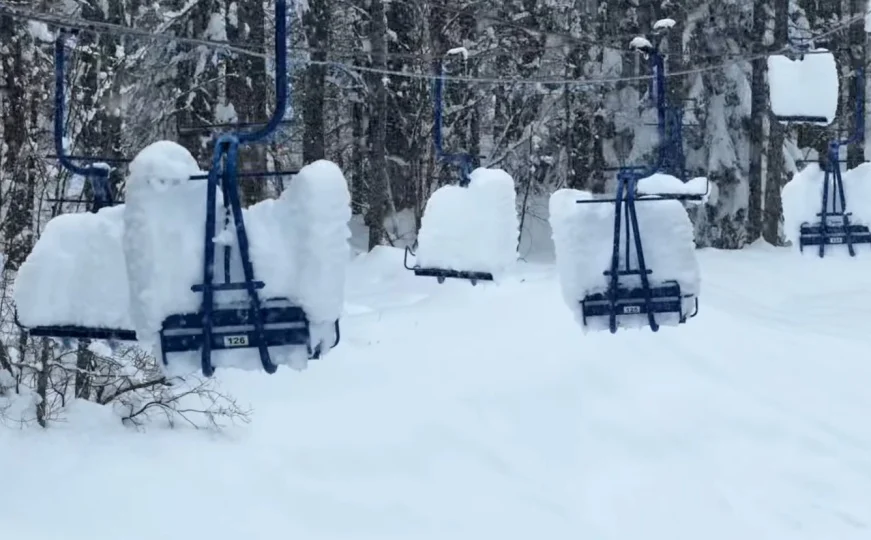 Selo u Alpama zatrpano snijegom, prijeti opasnost od lavine