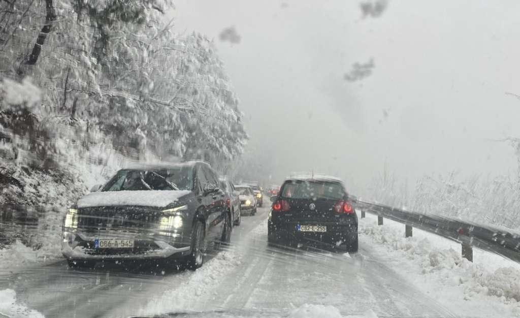 Vozačima upućeno upozorenje: Više dionica u BiH zatvoreno zbog nevremena