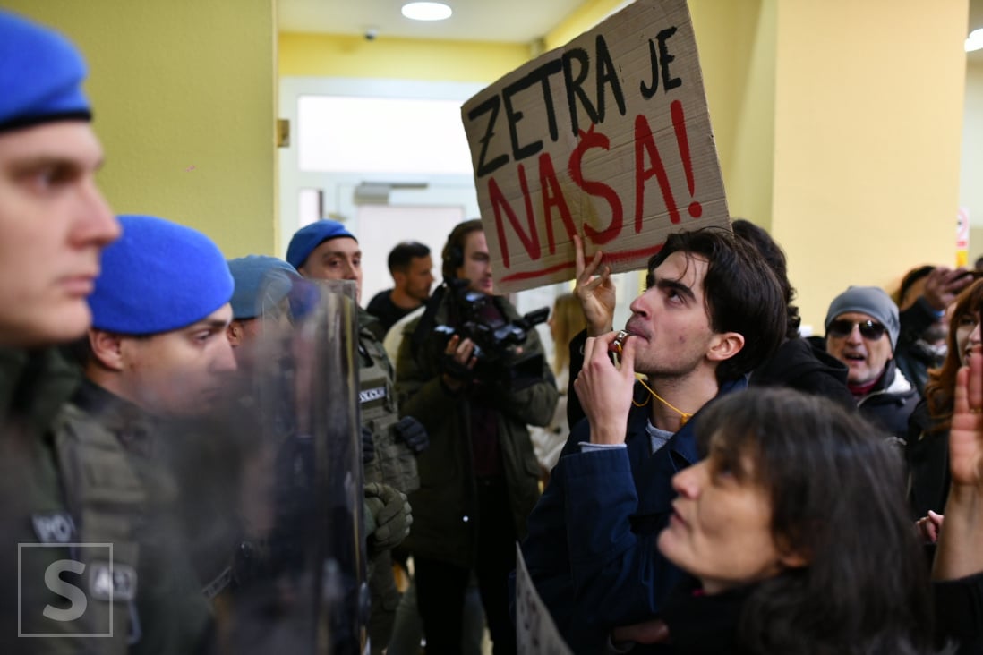 Građani i građanke Sarajeva ušli u zgradu Vlade KS