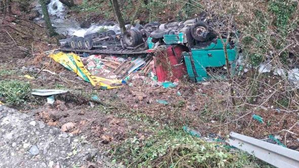 Zaspao za volanom, kamion probio zaštitnu ogradu i završio u provaliji